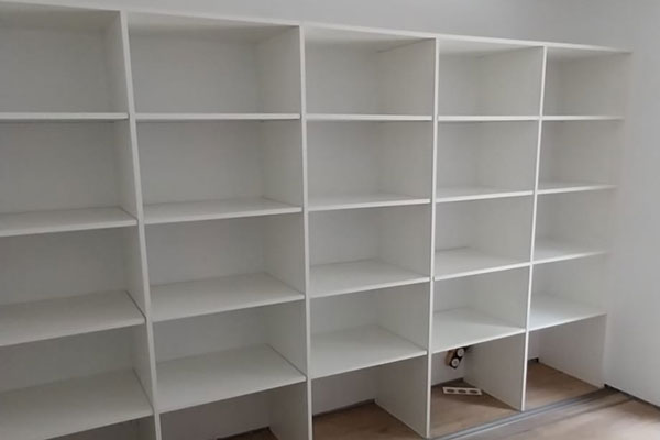 Un ébéniste local 
pour un dressing unique
